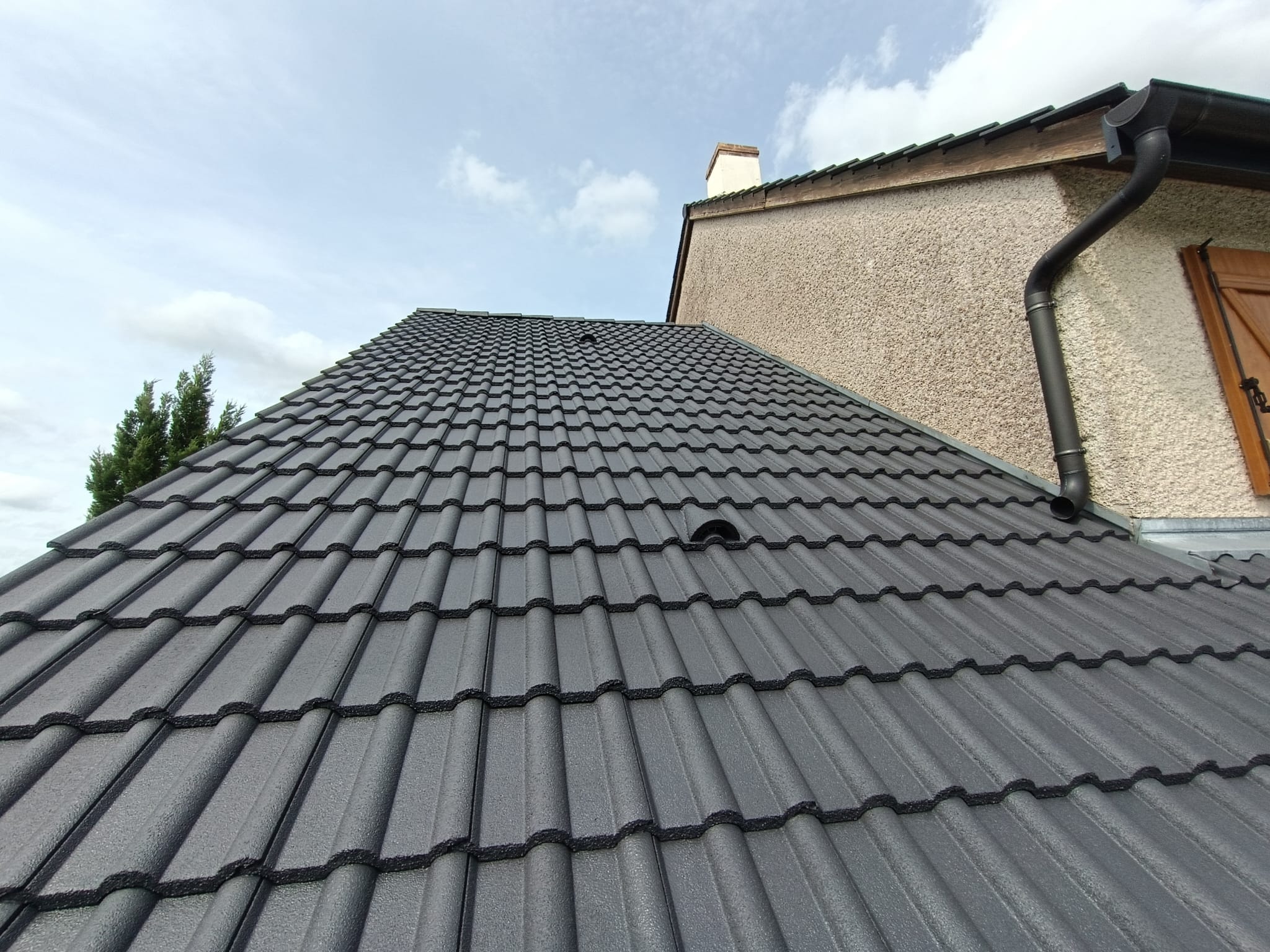 Revêtement hydrofuge gris ardoise : protéger durablement et esthétiquement sa toiture